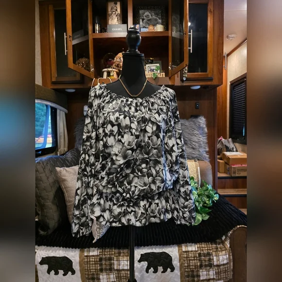 Michael Kors Floral Black and White Ruched Cold Shoulder Top - Picture 9 of 12